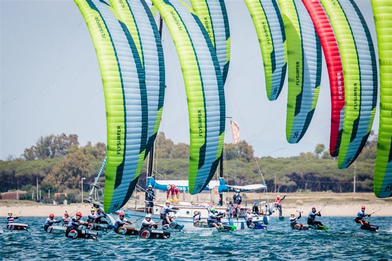Si vola verso l’ultima giornata dedicata alle fasi finali dell’Europeo giovani U21 del Mondiale master di kiteboarding