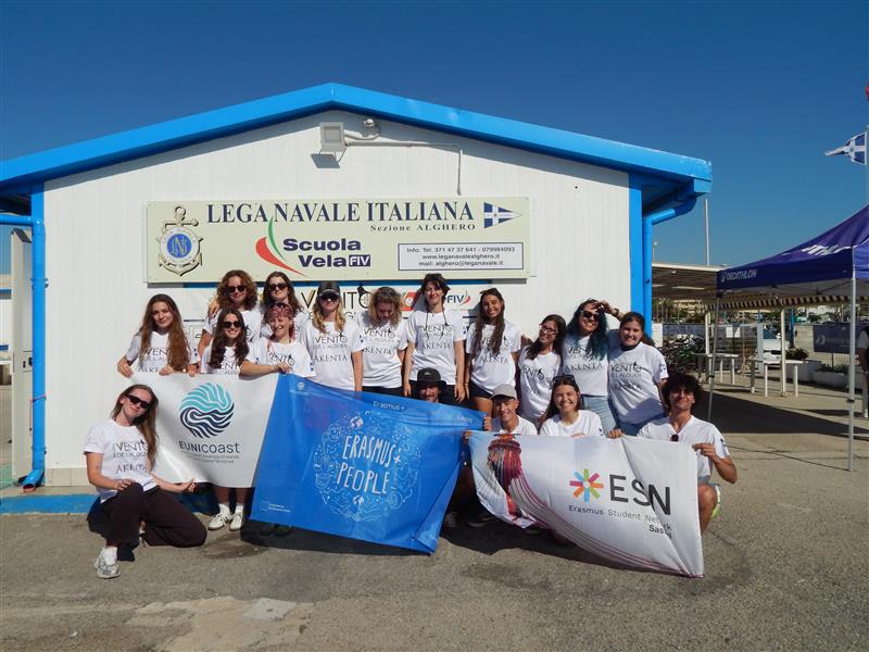 La flotta di trenta scafi e le antiche vele latine incrociano nel golfo di Alghero tra regate d'altura e studi oceanografici
