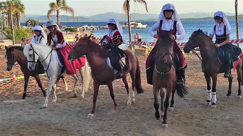 Golfo Aranci Cavalli: Consensi per la due giorni di sport equestri e turismo di fronte alla spiaggia