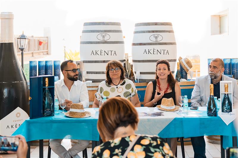 Akènta Day 2025: il vino che emerge dal mare incontra la bellezza delle tradizioni e colori di Sardegna con una grande sfilata nel centro storico di Alghero