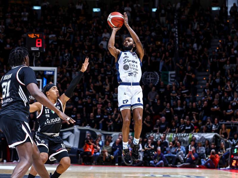 Dinamo Sassari travolta a Bologna: quarta sconfitta consecutiva contro la Virtus (90-71)