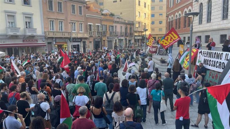 Cagliari, la memoria fuori legge. Se il ricordo si fa scontro: sordi in piazza e volti coperti
