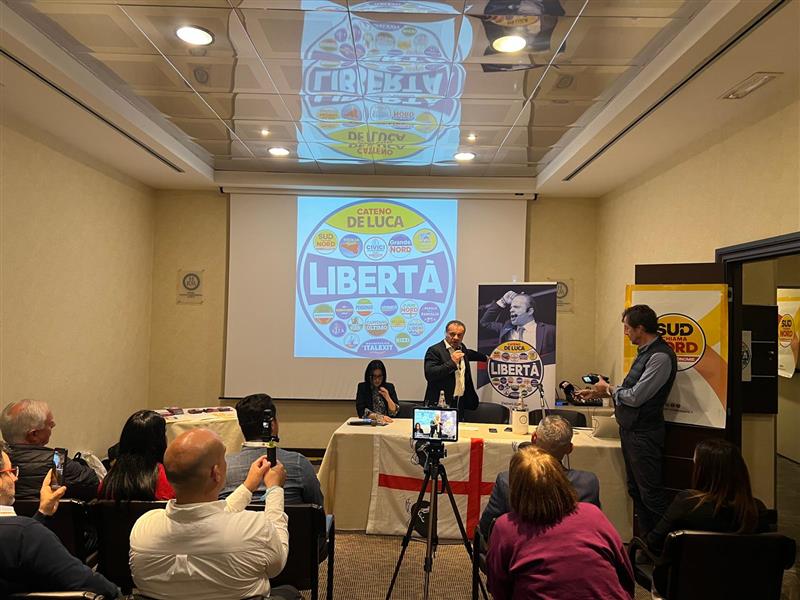 De Luca lancia "Progetto Libertà" a Cagliari: Chiamata al riscatto per la Sardegna