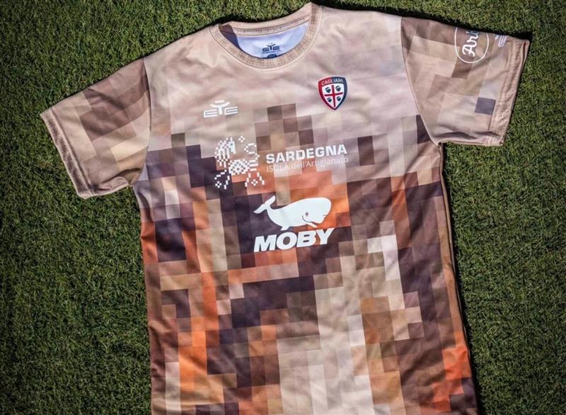 Il Cagliari omaggia “Sa Die de sa Sardigna” con una maglia celebrativa.