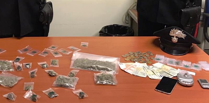 Capoterra, spacciava tra gli alberi: arrestato 18enne