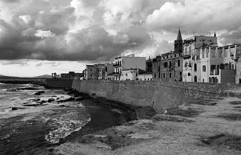 Alghero, case e paure: una città che si svuota