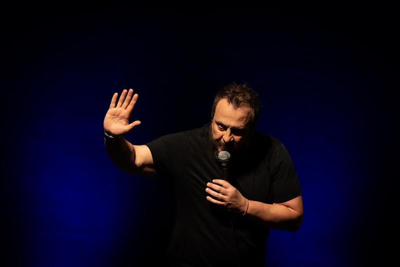 Sassari, Giorgio Montanini porta “Fall Reloaded” al Teatro Verdi: la satira si aggiorna al presente
