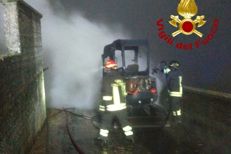 Attentato incendiario a Pattada: Due escavatori in fiamme