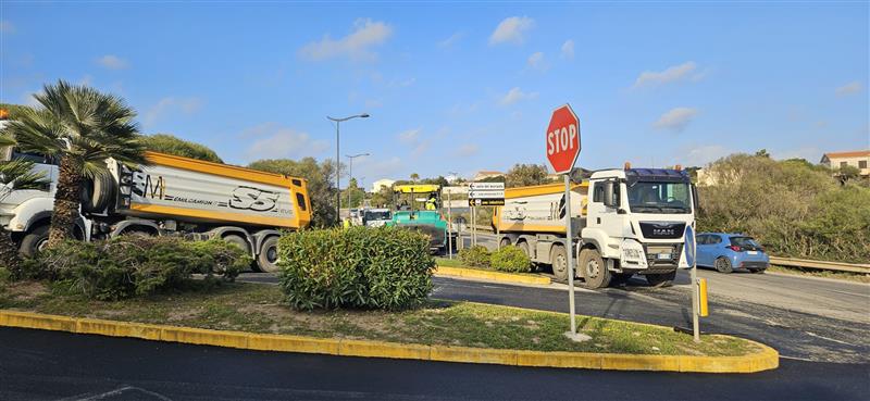 Mezzo milione per le strade di Stintino: ruspe in azione per cancellare le buche prima dell