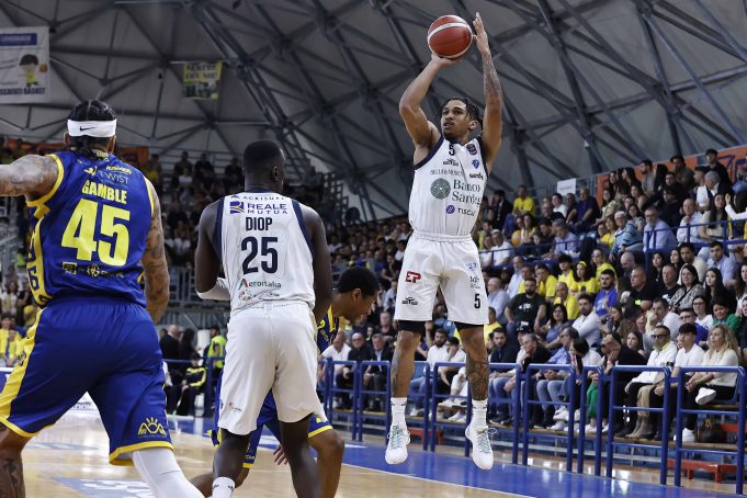 Riscatto della Dinamo Sassari: Trionfo su Scafati e occhi ai Playoff