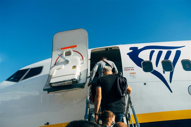 Giustizia in volo: Una coppia di Siena ottiene 500 euro per il ritardo del volo Ryanair Cagliari-Pisa