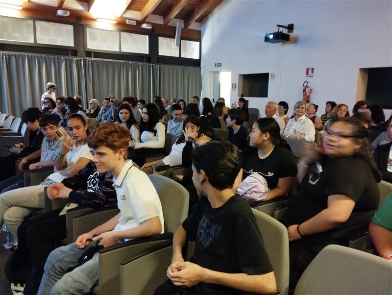 Alghero, sala gremita per “Il grillo e la cicala”: il corto animato degli studenti incanta Lo Quarter