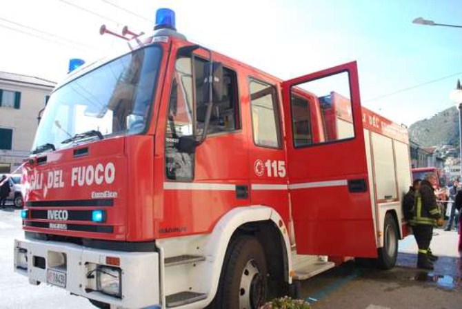 Sassari, esplosione all’alba in via Bottego: danneggiata un’auto, paura tra i residenti