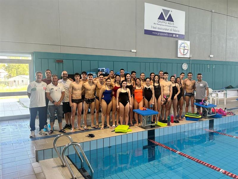 Oristano, due giorni da grandi promesse: il nuoto giovanile sardo si allena con Menchinelli