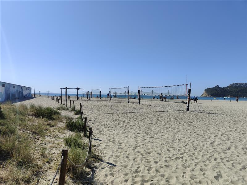 Scattano i sigilli per i campi da beach volley abusivi al Poetto: sequestrati mille metri quadrati di spiaggia