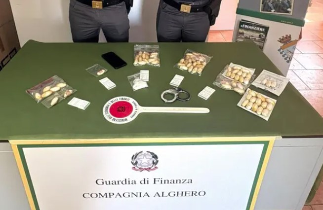 Atterra ad Alghero con ottanta ovuli di cocaina nello stomaco, la Finanza arresta un corriere in aeroporto