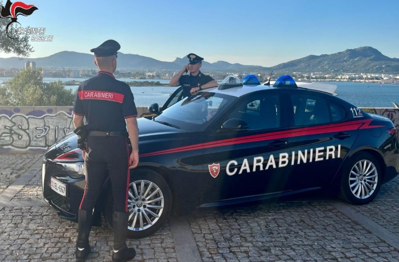 Tenta di strangolare la compagna in strada e la barrica in automobile: i carabinieri arrestano un trentatreenne a Olbia