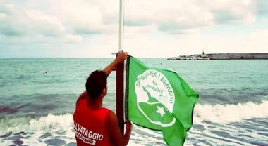 I pediatri blindano le spiagge di Alghero: confermata la Bandiera Verde per i litorali a misura di bambino