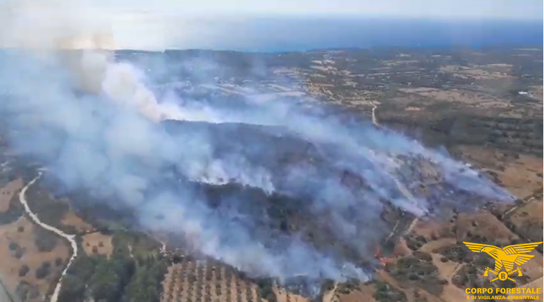 Sardegna in fiamme: 42 incendi in un solo giorno, 13 con intervento aereo. La Regione lotta metro per metro