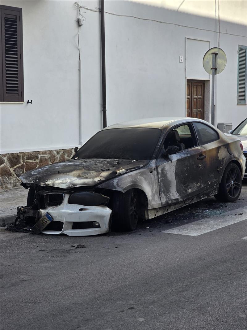 Alghero, notte di fuoco in via Asfodelo: brucia una BMW