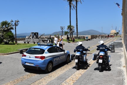 Alghero, colto in flagrante mentre ruba su un’auto: fermato da un poliziotto fuori servizio