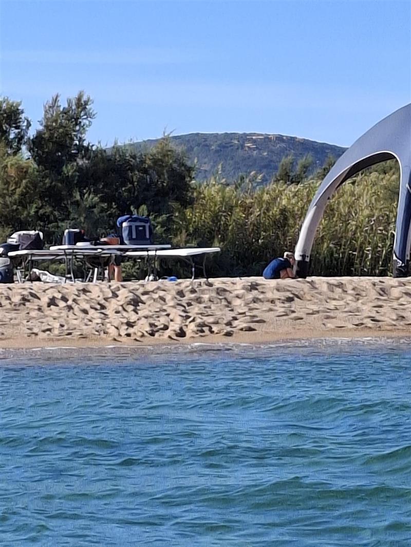 Gazebo e casse sulla spiaggia di Porto Liscia: interviene la Capitaneria
