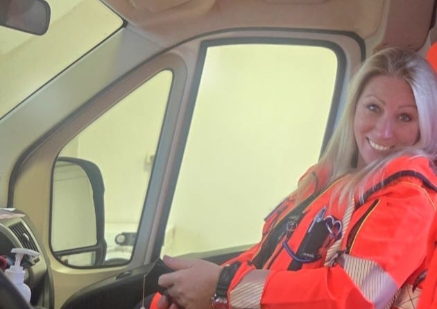 “Non siamo supereroi, ma restiamo quando l’umanità si spegne”: la storia di Manuela Vadilonga, soccorritrice del 118  di Cagliari