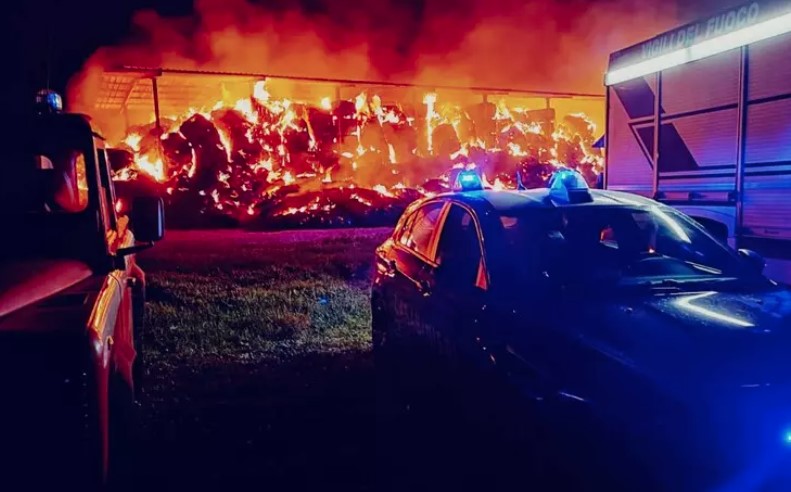Sestu: incendio nella notte, distrutto un deposito di fieno.