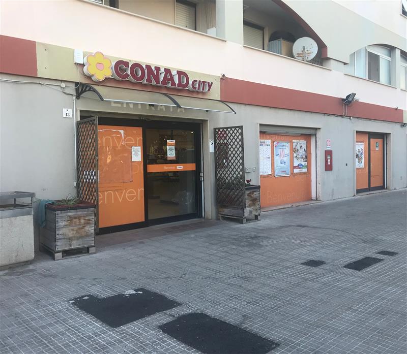 Alghero, rapina al supermercato di via Berlinguer: pistola puntata alla cassiera