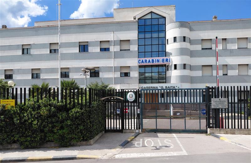 Il covo dei veicoli rubati: furgoni algheresi e un'auto di lusso francese nascosti nelle campagne. Denunciato un uomo