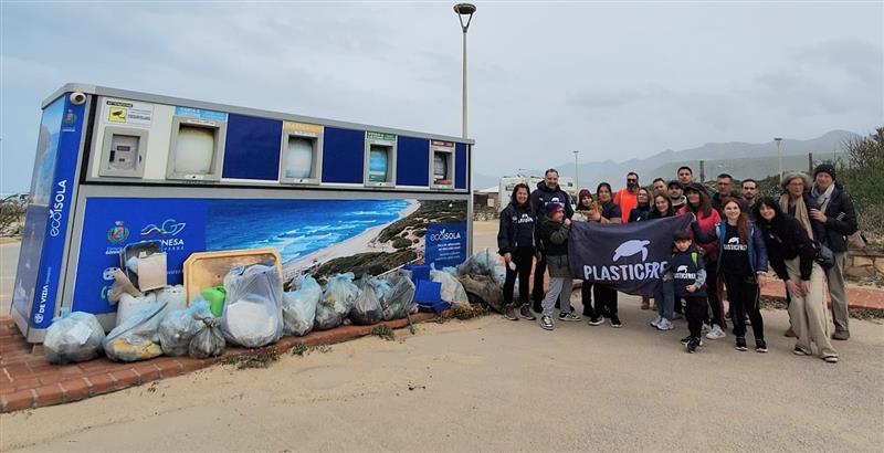 Plagemesu, la marea di plastica e la barriera dei volontari: 250 chili di rifiuti via dalla spiaggia