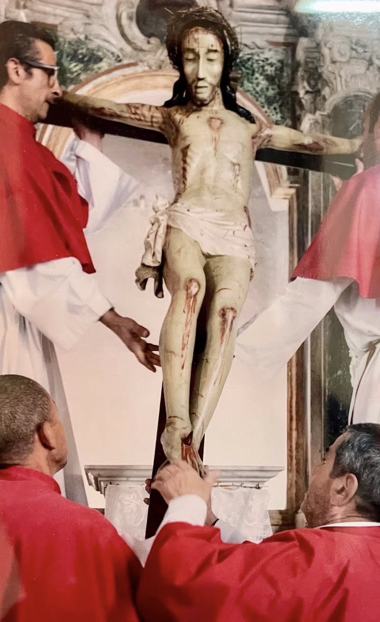 Bosa ritrova il suo Cristo del Seicento: concluso il restauro in tempo per i riti della Settimana Santa