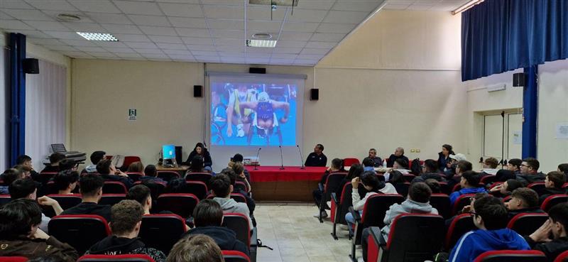 Il campione paralimpico Giovanni Achenza visita l'istituto industriale di Sassari: "Si vince se si lavora gli uni per gli altri"