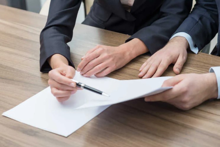 Il patto sugli aeroporti sardi scatena l