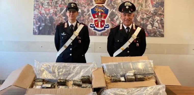 Elmas, pacchi carichi di hashish pronti per la spedizione: sequestrati 300 panetti dai carabinieri