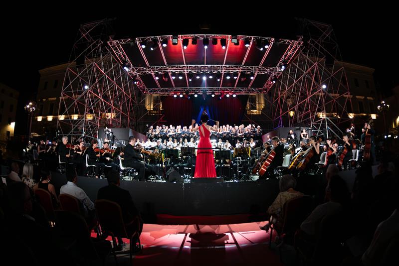 Ovazione del pubblico per i Carmina Burana di Carl Orff nell’Arena di Piazza d’Italia: bis e applausi infiniti per la Grande Lirica d’Estate