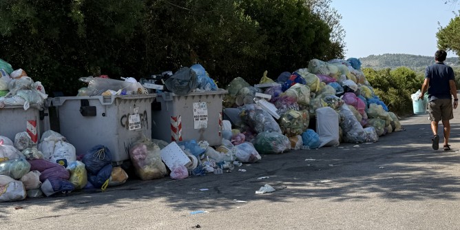 Lo scontro sui rifiuti infiamma Alghero: i netturbini proclamano lo sciopero e il municipio respinge le accuse sui ritardi