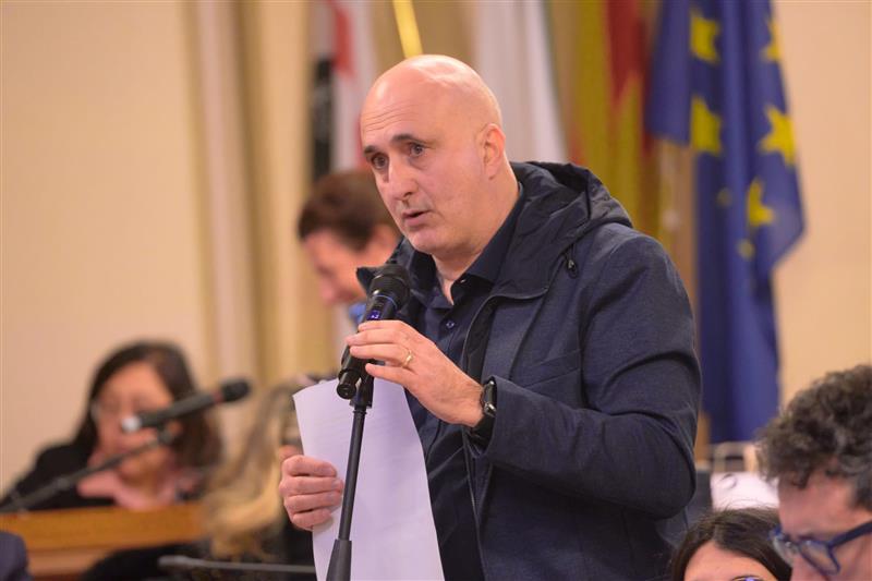 Il municipio di Alghero accende il parco di via Matteotti: via libera al cantiere da centoquindicimila euro per la nuova rete elettrica