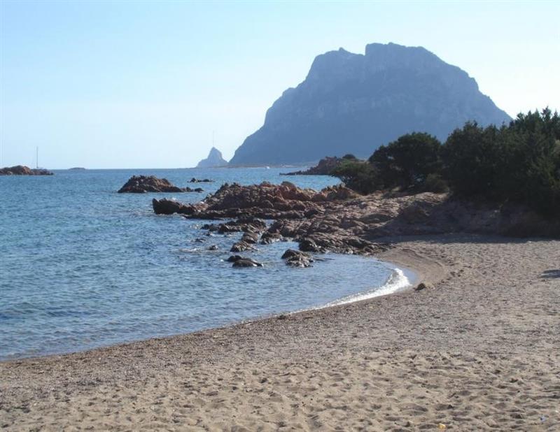 Stop al mega-resort davanti a Tavolara: il TAR gela i cantieri di Cala Finanza e riaccende lo scontro sulle autorizzazioni ZES