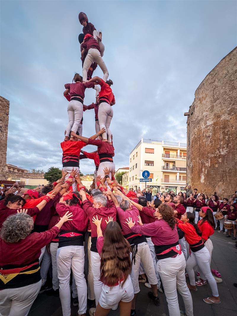 La magia di Sant Miquel ad Alghero: giganti e castelleres sfilano in centro