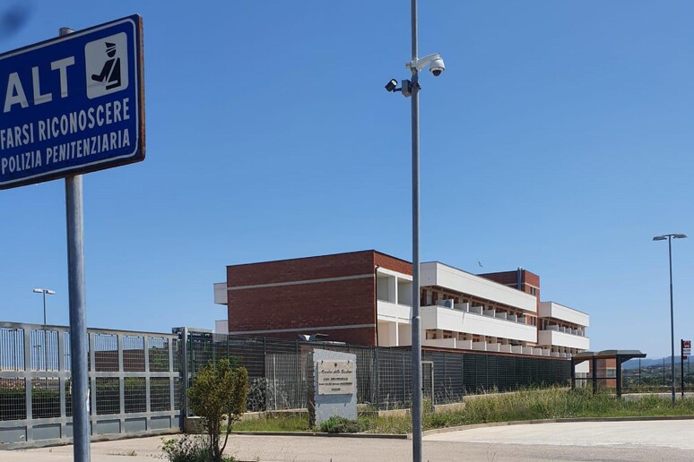 Carceri: un'ispettrice e due agenti aggrediti a Sassari