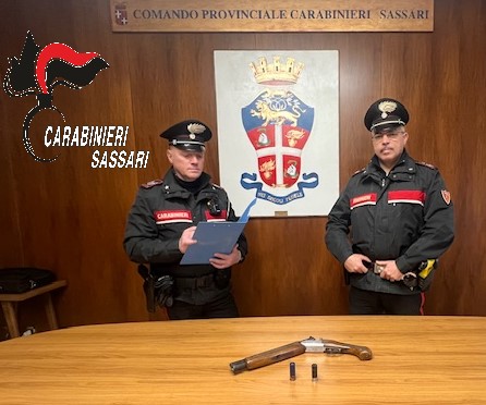 Ossi, fucile clandestino vicino ai locali notturni: arrestato un uomo dai carabinieri