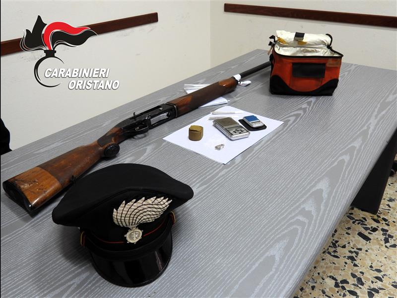 Fucile clandestino e droga in casa. I Carabinieri ripuliscono Ghilarza: un arresto