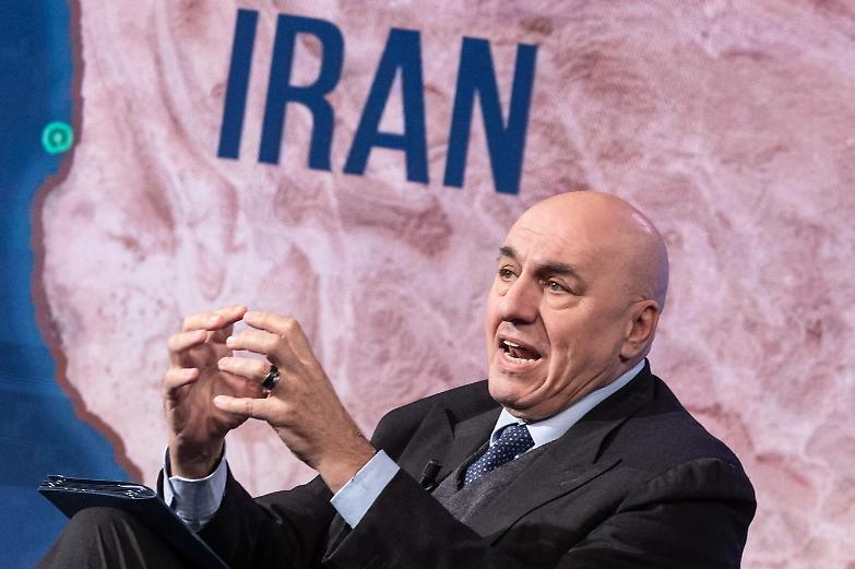 Sigonella blindata, Crosetto sfida gli Usa: "Niente basi per i voli verso il Medio Oriente". Intanto Trump tratta con l'Iran