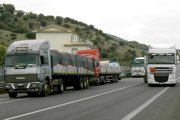 Tir fermi dal 20 al 25 aprile: Trasportounito proclama il blocco nazionale contro il caro-carburante