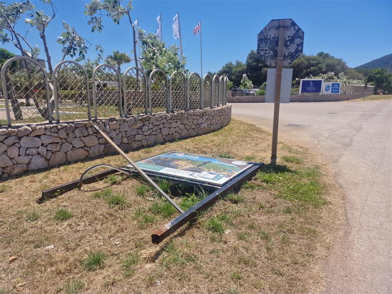 Capo Caccia, cartello a terra. Mulas: “Uno sfregio al territorio”