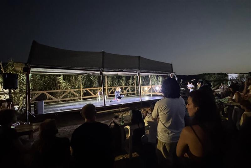 Tramonto a Porto Ferro, la rassegna "Corpi in movimento" porta in scena le maschere e i conflitti sociali