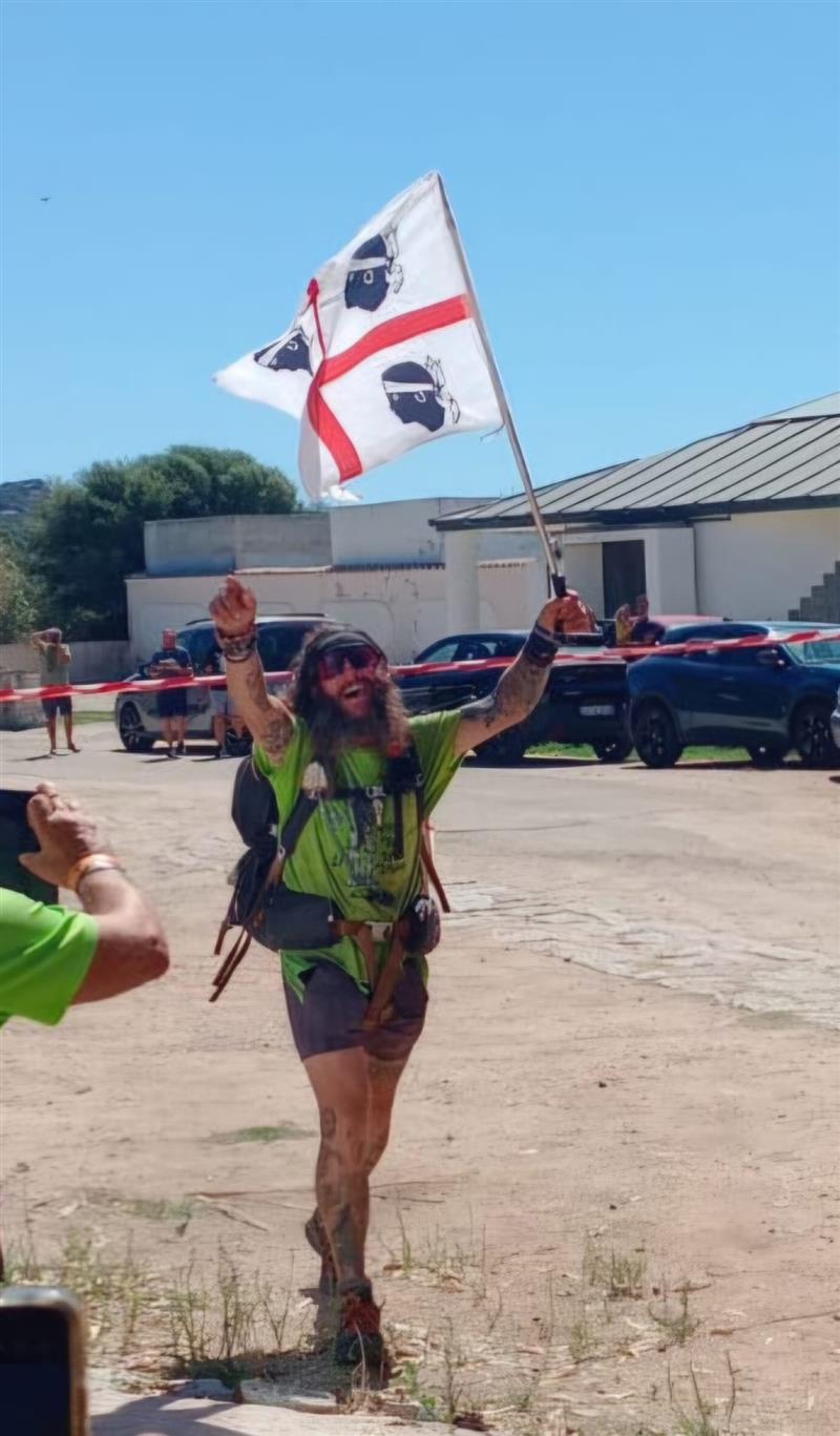 Settemila chilometri a piedi: a Santa Teresa Gallura finisce la marcia di Terenziani attraverso l