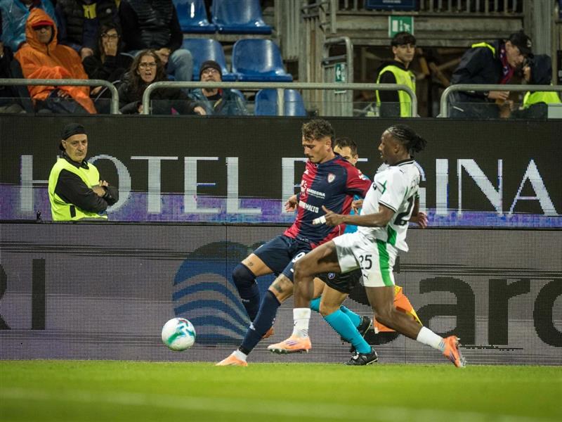 Pisacane affronta il Sassuolo con il 3-5-2, ma la formazione ospite riesce comunque a spuntarla con gol di Laurentiè e Pinamonti.