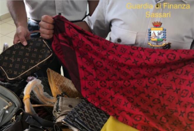Louis Vuitton e Gucci made in Senegal: denunciato un extra comunitario di  45 anni